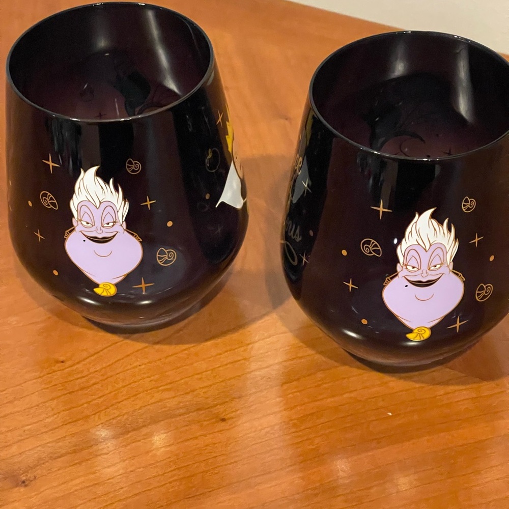Disney Hallmark Black Set of 2 wine glasses featuring Disney Villains - Picture 6 of 7